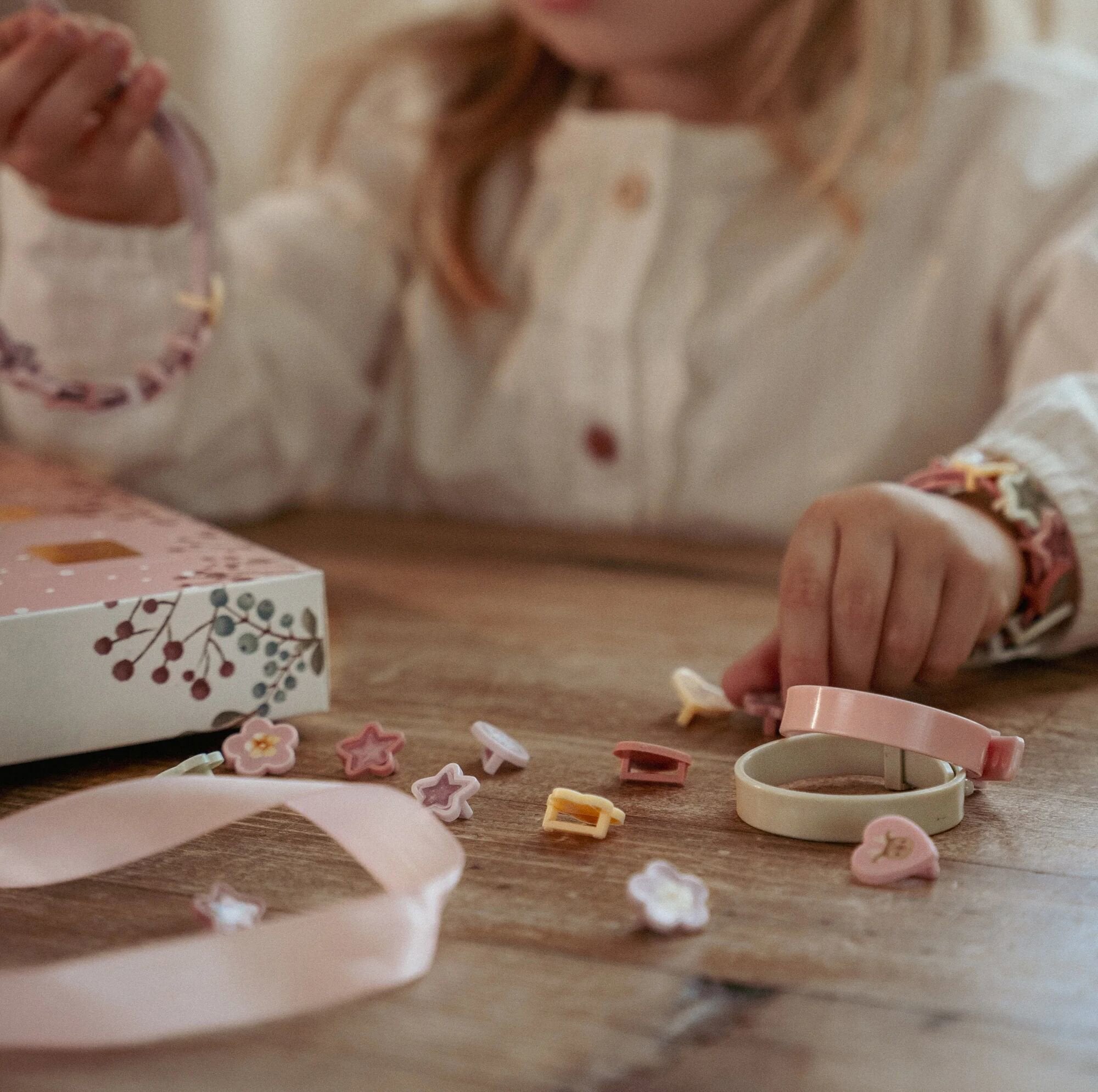 Calendario dell'avvento con regali (braccialetti, charms e stickers)  Multicolore 126664