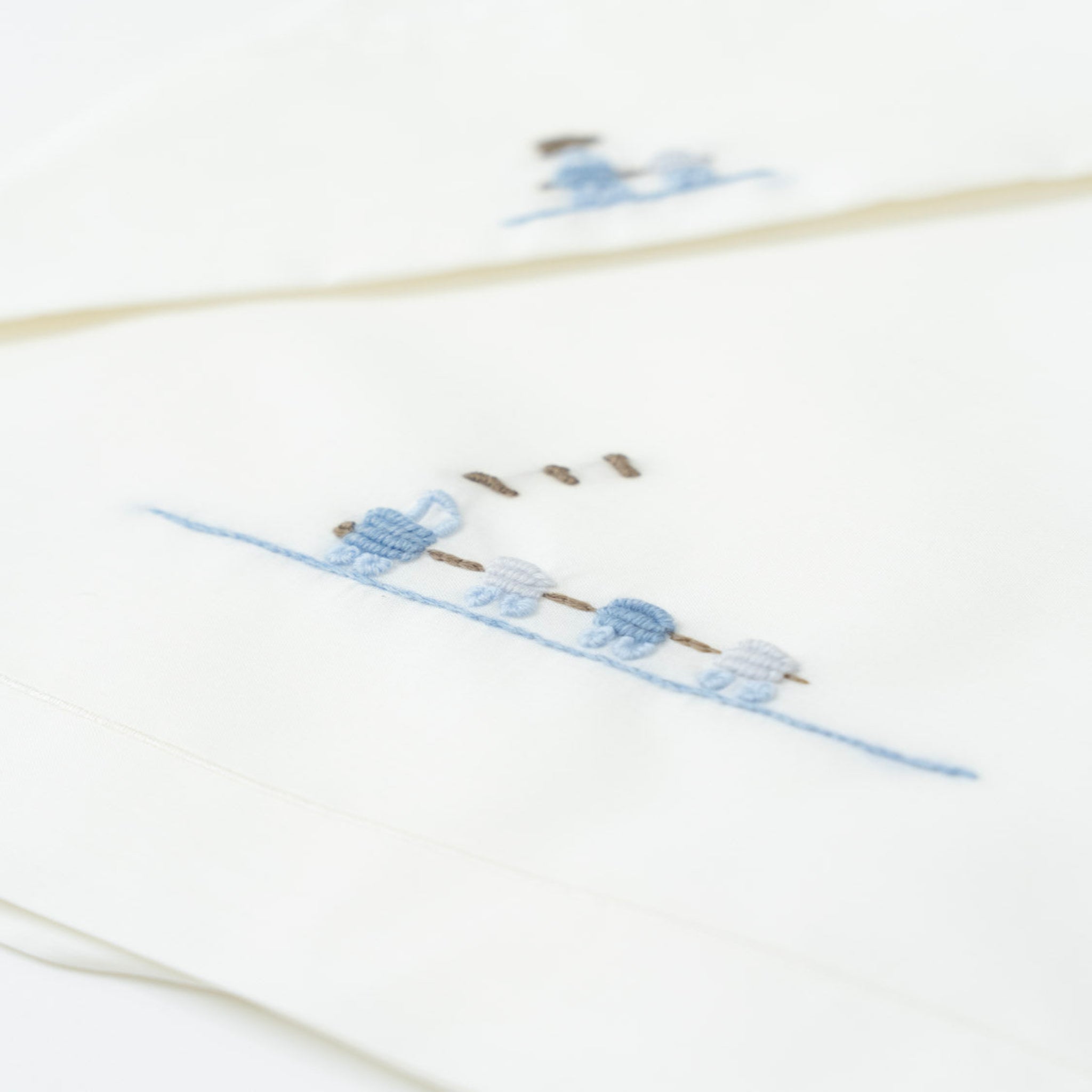 Baby Fitted Sheet with Train Embroidery BENNY - Piccola Giuggiola BENNY/LN