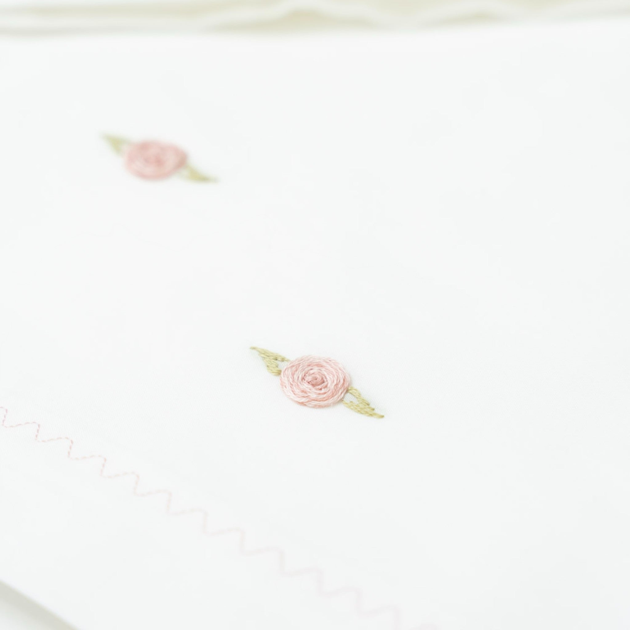 Cotton Batiste Fitted Sheet with Rococo Flower Embroidery ASIA - Piccola Giuggiola ASIA/LN