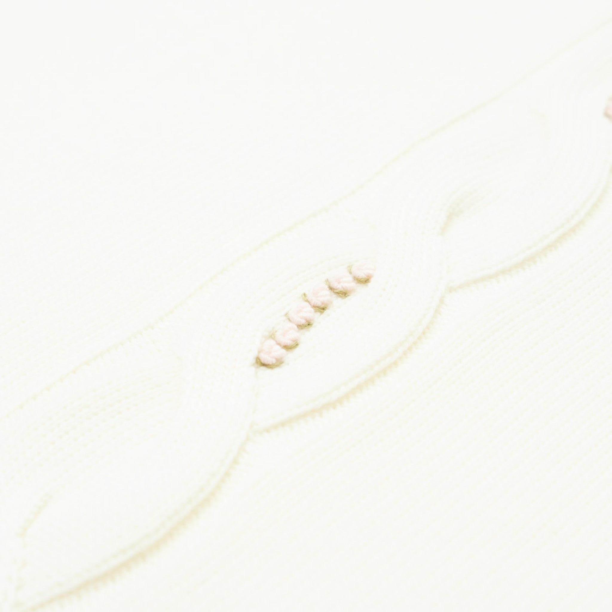 Dettaglio ricamo treccia roselline rosa tutina OLLY Piccola Giuggiola pura lana vergine neonata elegante