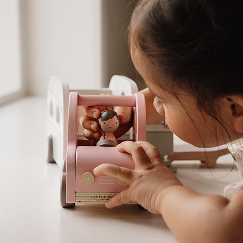 Macchina con caravan e personaggi FSC  Multicolore LD8022 -  NANU' BABY