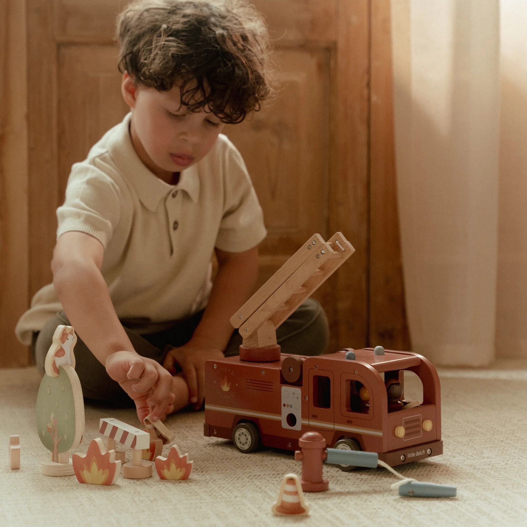 Camion dei pompieri grande con personaggi FSC  Multicolore LD2536