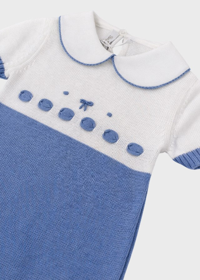 Baumwoll-Einteiler mit blauen Knoten 365