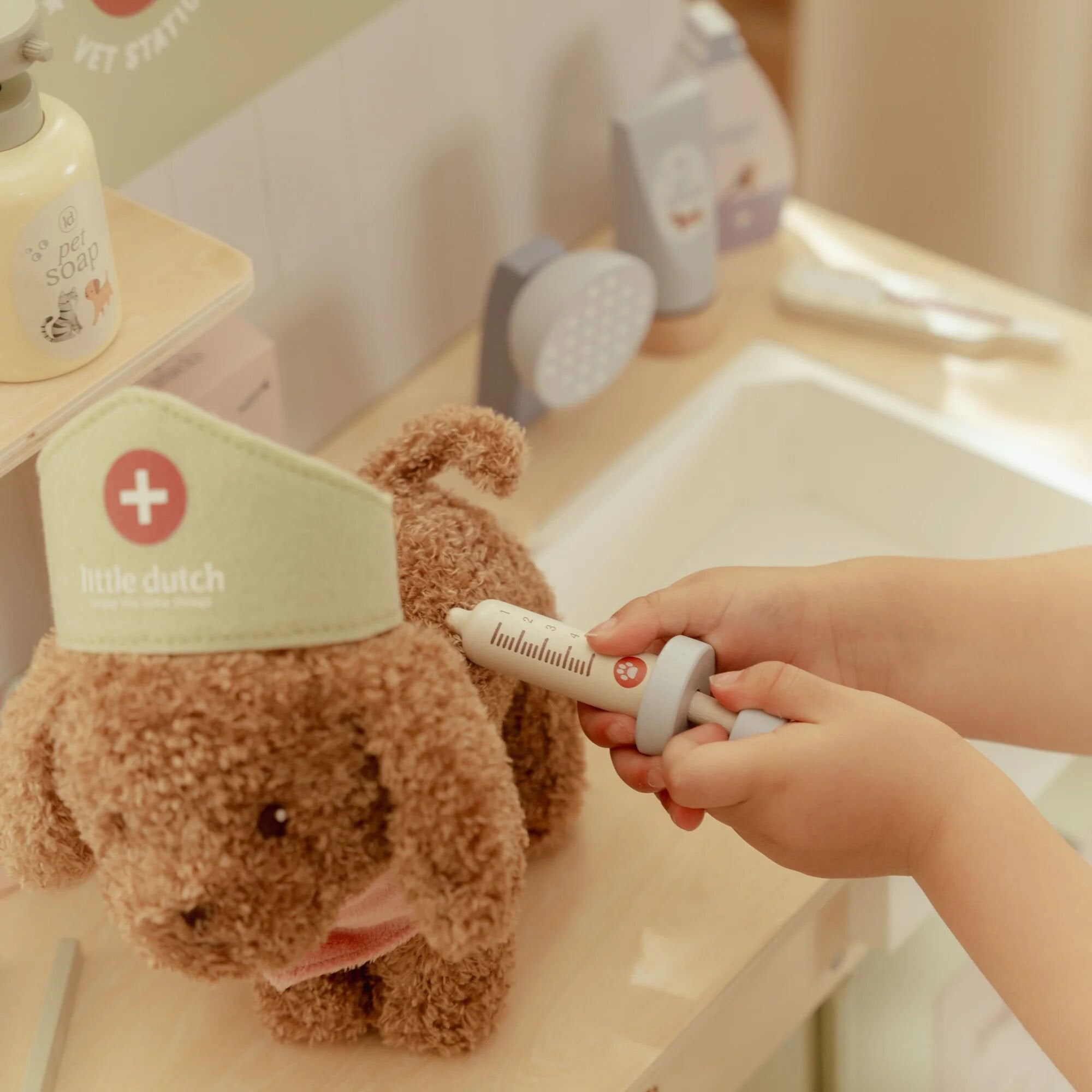 Peluche cane Jackie con trasportino  Multicolore LD4518