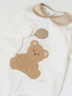 Vanillefarbener Baby-Body mit Teddybär und Luftballons IN7014BIS