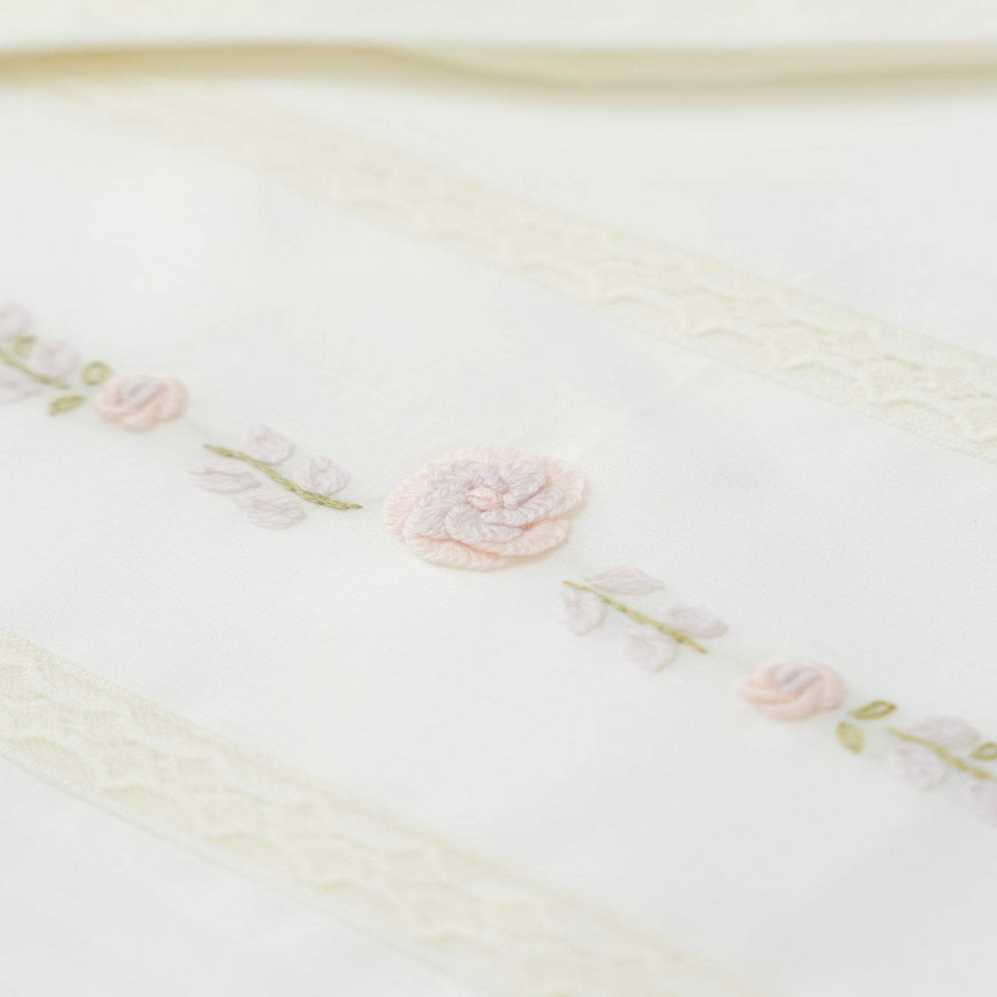 Batiste Cotton Fitted Sheet with Rococo Flower Embroidery - Piccola Giuggiola CLAUDIA/LN