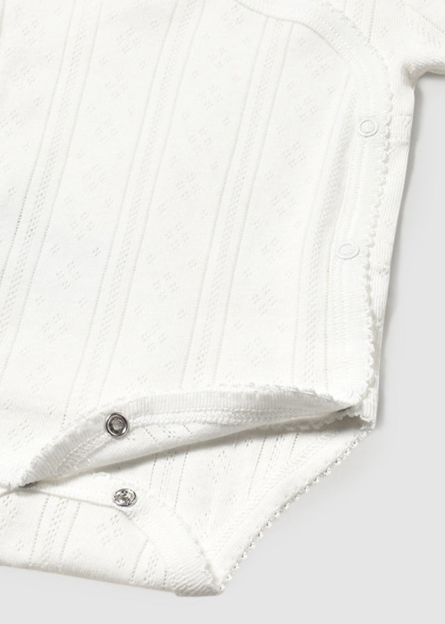 Weißer, perforierter Kurzarmbody für Babys (Mädchen) 1746 /B