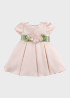 Abito cerimonia neonata raso rosa cipria fascia verde salvia fiore centrale maniche arricciate gonna pieghe battesimo Made Italy GUGU GAGA