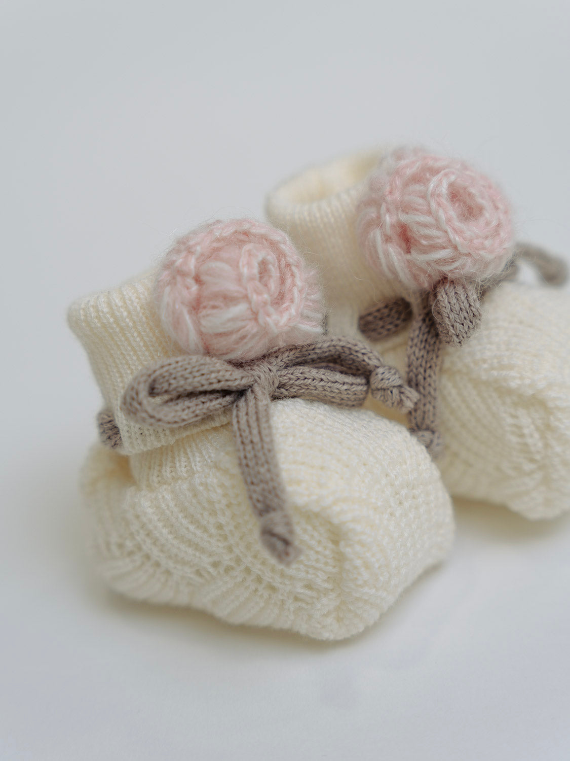 Babbucce in lana con fiore rosa e laccetto Neonata VANIGLIA IN25S -  NANU' BABY